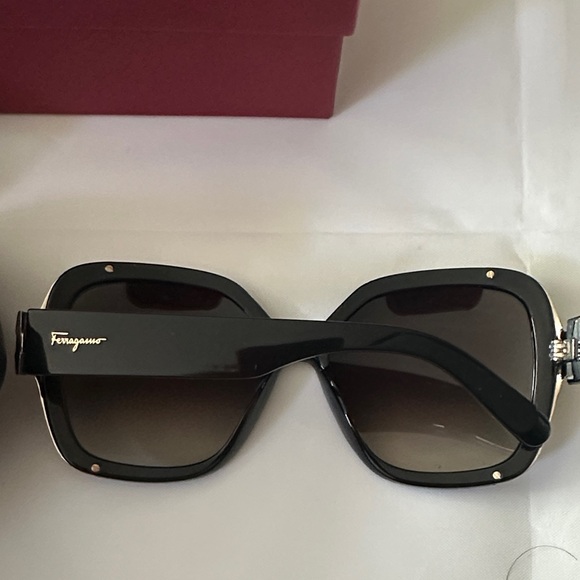 Salvatore Ferragamo Elegant Black Sunglasses - Picture 3 of 13